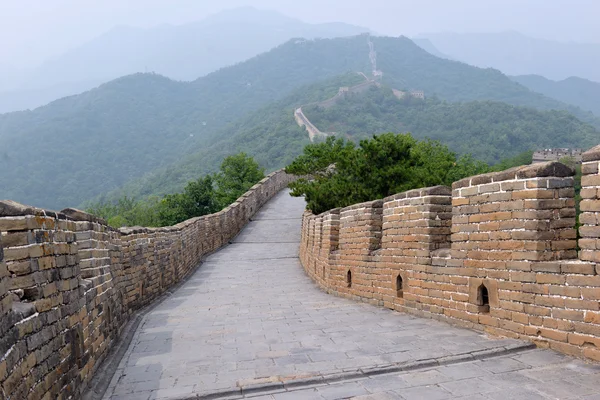 Grande Muraille de Chine au sommet des montagnes dans la forêt, montrant la pollution atmosphérique et le smog, Chine — Photo