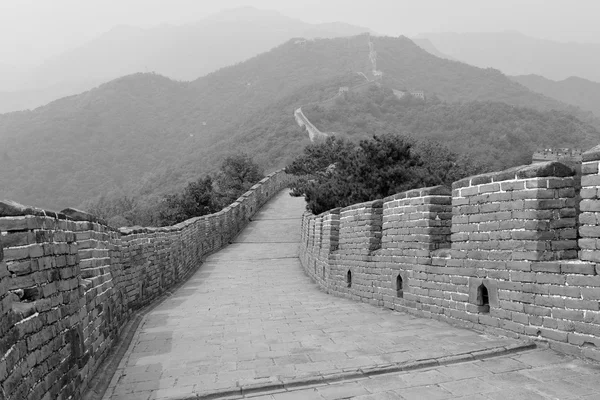 Grote muur van China bovenop de bergen in het bos, met luchtverontreiniging en smog, China — Stockfoto