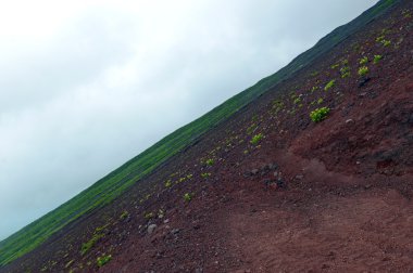 Fuji Dağı hattında, simetrik volkan ve tırmanmak için dünyanın en popüler dağlar biri olan Japonya'nın en yüksek tepe tırmanma üzerinde arazi