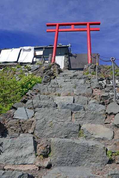 登山富士山のルート、対称的な火山に登るには、世界で最も人気のある山の一つである日本で最も高いピークの地形 — ストック写真