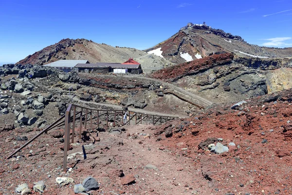 Gelände auf der Kletterroute auf dem Fuji, einem symmetrischen Vulkan und höchsten Gipfel Japans, der einer der beliebtesten Berge der Welt zum Besteigen ist — Stockfoto