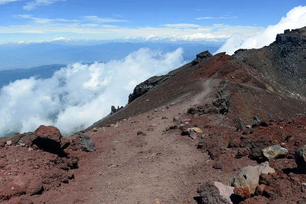 Fuji Dağı hattında, simetrik volkan ve tırmanmak için dünyanın en popüler dağlar biri olan Japonya'nın en yüksek tepe tırmanma üzerinde arazi — Stok fotoğraf