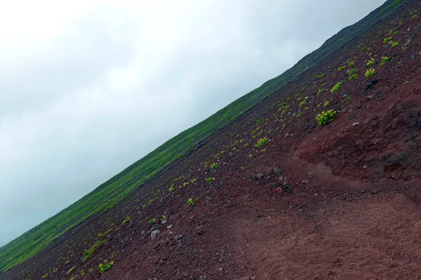 Medan pada rute pendakian di Gunung Fuji, sebuah gunung berapi simetris dan puncak tertinggi di Jepang yang merupakan salah satu gunung paling populer di dunia untuk mendaki — Stok Foto