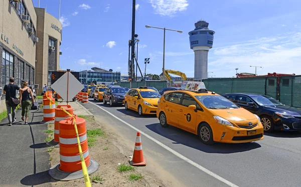 Trafikförseningar och byggande på LaGuardia Airport (LGA) i New York — Stockfoto