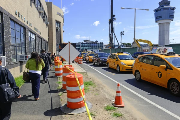 Retrasos de tráfico y construcción en el Aeropuerto de LaGuardia (LGA) en Nueva York — Foto de Stock