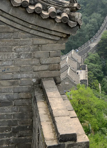 Beijing China omstreeks juli 2016. De Chinese overheid toestaat mensen om te schrijven van graffiti op de gebieden van de grote muur bij Mutianyu als een manier om hopelijk ontmoedigen beschadigen van andere gebieden met originele bakstenen. — Stockfoto