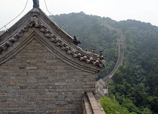 Beijing China omstreeks juli 2016. De Chinese overheid toestaat mensen om te schrijven van graffiti op de gebieden van de grote muur bij Mutianyu als een manier om hopelijk ontmoedigen beschadigen van andere gebieden met originele bakstenen. — Stockfoto