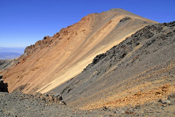 白色的山峰，加州 14er 白色山脉，对面内华达山脉内华达州边境 — 图库照片