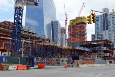 Manhattan kısmının batı tarafında daha fazla geliştirme ve ticari ve konut gayrimenkul inşaat projeleri sonucunda iş yol gördü.