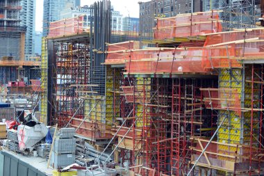 Manhattan kısmının batı tarafında daha fazla geliştirme ve ticari ve konut gayrimenkul inşaat projeleri sonucunda iş yol gördü.