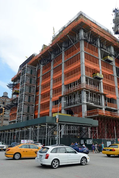 El lado oeste de Manhattan ha visto más desarrollo y trabajo en carretera como resultado de proyectos de construcción de bienes raíces comerciales y residenciales . —  Fotos de Stock