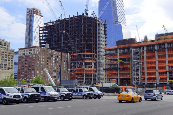 El lado oeste de Manhattan ha visto más desarrollo y trabajo en carretera como resultado de proyectos de construcción de bienes raíces comerciales y residenciales . — Foto de Stock