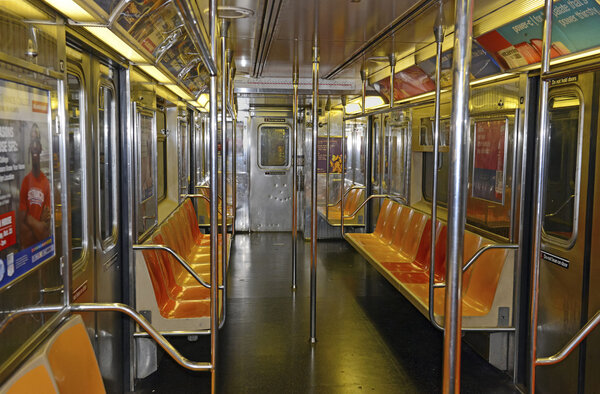 Пустой вагон метро на метро MTA, Нью-Йорк
