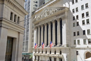 Kapitalizm ve refah bir sembolü olarak bilinen, New York Menkul Kıymetler Borsası da Manhattan şehir merkezinde bulunan popüler turistik 's.