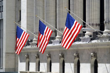 Kapitalizm ve refah bir sembolü olarak bilinen, New York Menkul Kıymetler Borsası da Manhattan şehir merkezinde bulunan popüler turistik 's.