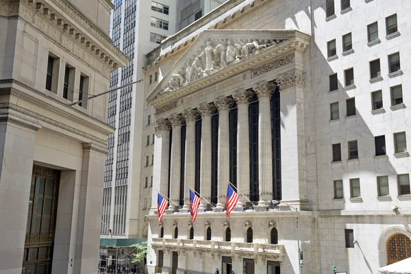 Known as a symbol of capitalism and prosperity, The New York Stock Exchange is also popular tourist attraction located in downtown Manhattan. — Stock Photo, Image