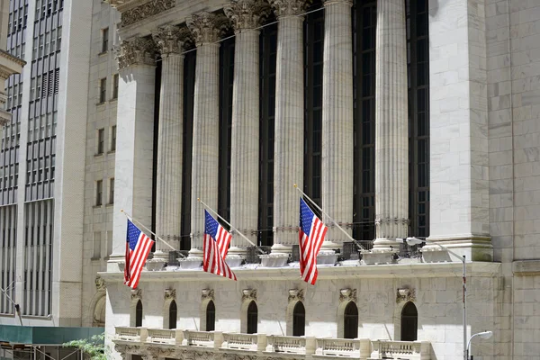 Conosciuto come simbolo di capitalismo e prosperità, il New York Stock Exchange è anche popolare attrazione turistica situata nel centro di Manhattan . — Foto Stock