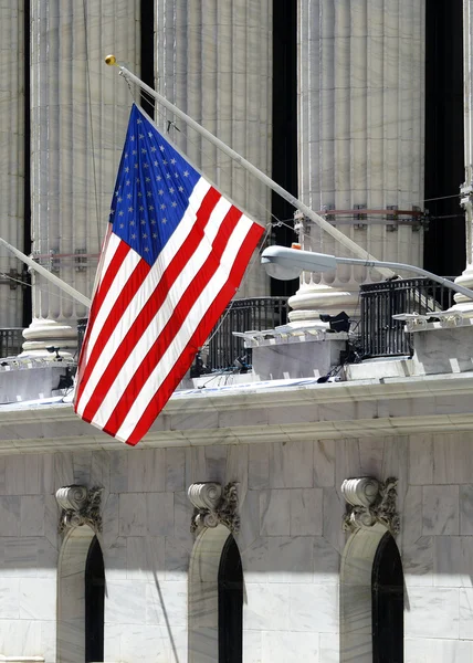 Conosciuto come simbolo di capitalismo e prosperità, il New York Stock Exchange è anche popolare attrazione turistica situata nel centro di Manhattan . — Foto Stock