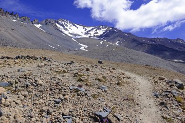 Yürüyüş ve Mount Shasta yanardağ, California'da art arda sıralı aralığı 14er üzerinde arazi tırmanma