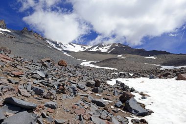 Yürüyüş ve Mount Shasta yanardağ, California'da art arda sıralı aralığı 14er üzerinde arazi tırmanma
