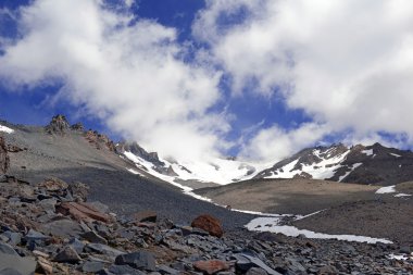 Yürüyüş ve Mount Shasta yanardağ, California'da art arda sıralı aralığı 14er üzerinde arazi tırmanma