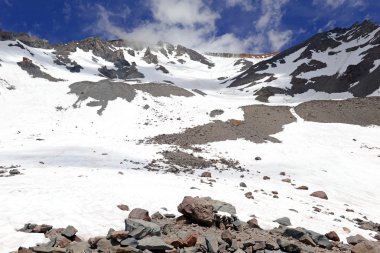 Yürüyüş ve Mount Shasta yanardağ, California'da art arda sıralı aralığı 14er üzerinde arazi tırmanma