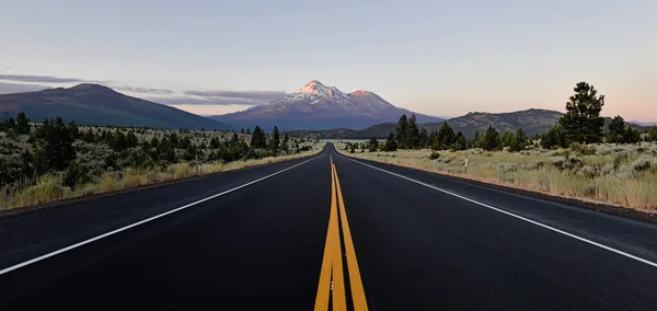 Caminhadas e terreno de escalada no vulcão Mount Shasta, Califórnia 14er na Cordilheira das Cascatas — Fotografia de Stock