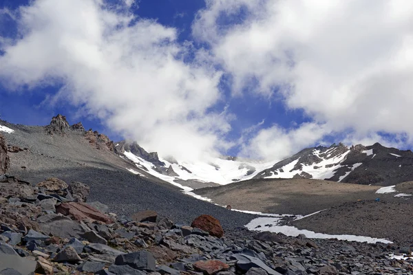 Senderismo y escalada en el volcán Mount Shasta, California 14er en la cordillera Cascade —  Fotos de Stock