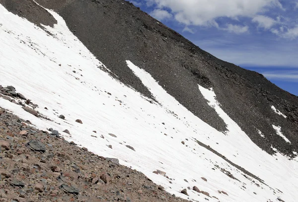 Caminhadas e terreno de escalada no vulcão Mount Shasta, Califórnia 14er na Cordilheira das Cascatas — Fotografia de Stock