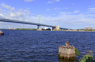 Benjamin Franklin Köprüsü, offically Ben Franklin Köprüsü olarak adlandırılan, Philadelphia, Pennsylvania ve Camden, New Jersey katılmadan Delaware Nehri kapsayan hem demiryolu ve motorlu araçlar taşır