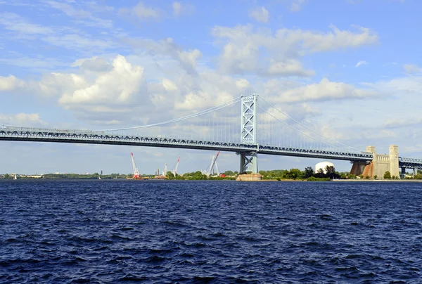 Benjamin Franklin Bridge, ufficialmente chiamato Ben Franklin Bridge, che attraversa il fiume Delaware unendo Filadelfia, Pennsylvania e Camden, New Jersey trasporta sia vagoni ferroviari che autoveicoli — Foto Stock