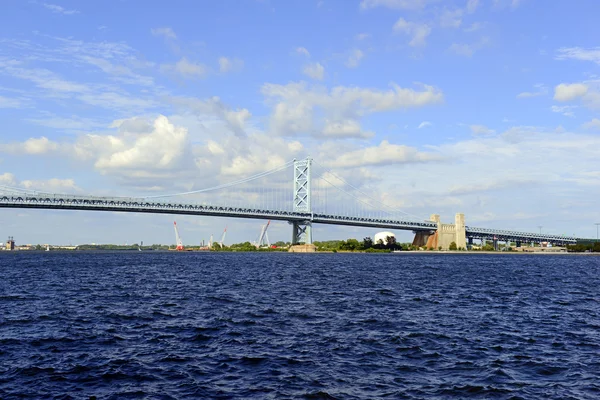 Benjamin Franklin Bridge, oficialmente chamado de Ben Franklin Bridge, abrangendo o rio Delaware juntando-se Filadélfia, Pensilvânia e Camden, Nova Jersey carrega ambos os carros ferroviários e veículos a motor — Fotografia de Stock