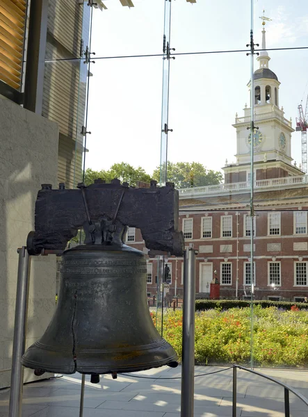 The Liberty Bell, with Independence Hall in background, Independence National Historical Park, Philadelphia, Pennsylvania, USA — Stock Photo, Image
