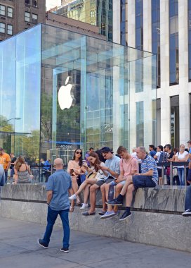 Müşterilerin Apple Store New York dışında uzun çizgiler üzerinde bekleyin