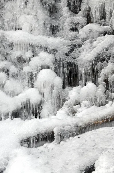 Kar Fırtınası Sonrası Soğuk Havada Buz Buz Saçakları Oluşuyor — Stok fotoğraf