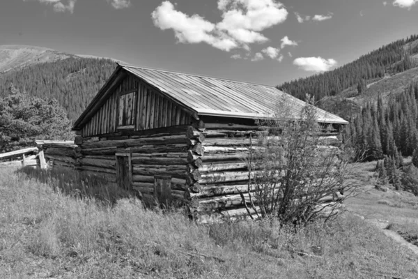 Vintage Log cabin in old abandoned mining town — Stock Photo, Image