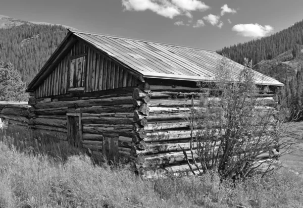 Vintage Log cabin in old abandoned mining town — Stock Photo, Image