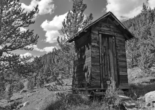 Cabaña de madera Vintage en la antigua ciudad minera abandonada — Foto de Stock