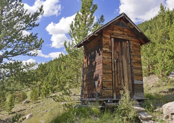 Cabane vintage en rondins dans une vieille ville minière abandonnée — Photo