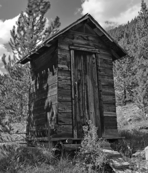 Cabane vintage en rondins dans une vieille ville minière abandonnée — Photo