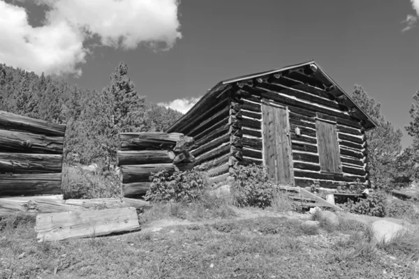 Cabaña de madera Vintage en la antigua ciudad minera abandonada — Foto de Stock