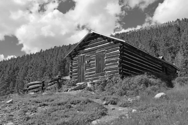 Cabane vintage en rondins dans une vieille ville minière abandonnée — Photo