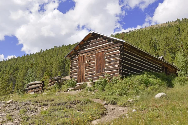 Cabane vintage en rondins dans une vieille ville minière abandonnée — Photo