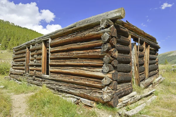 Cabaña de madera Vintage en la antigua ciudad minera abandonada — Foto de Stock