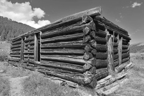 Vintage Log cabine na antiga cidade mineira abandonada — Fotografia de Stock