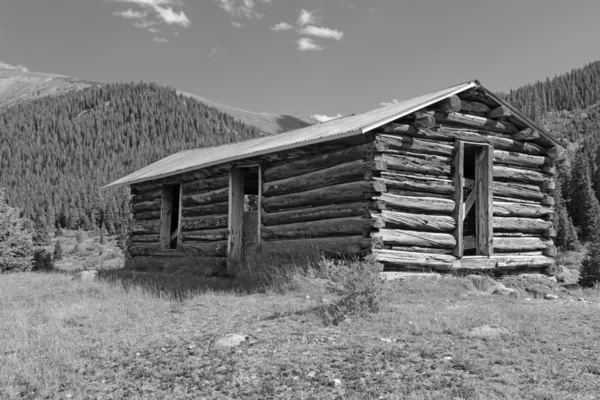 Cabane vintage en rondins dans une vieille ville minière abandonnée — Photo