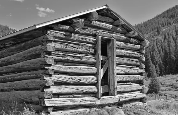 Cabaña de madera Vintage en la antigua ciudad minera abandonada — Foto de Stock