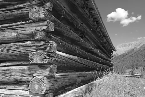 Cabane vintage en rondins dans une vieille ville minière abandonnée — Photo