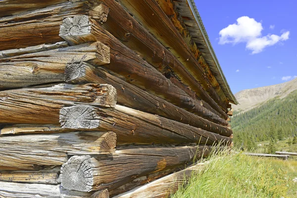 Vintage Log cabine na antiga cidade mineira abandonada — Fotografia de Stock