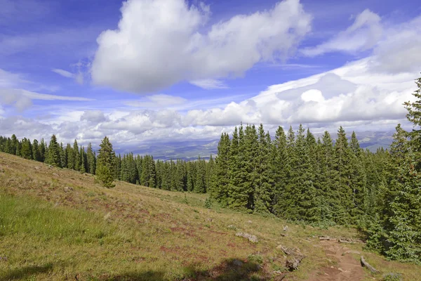 Alpine scène in de rocky mountains met blauwe lucht en de wolken — Stockfoto